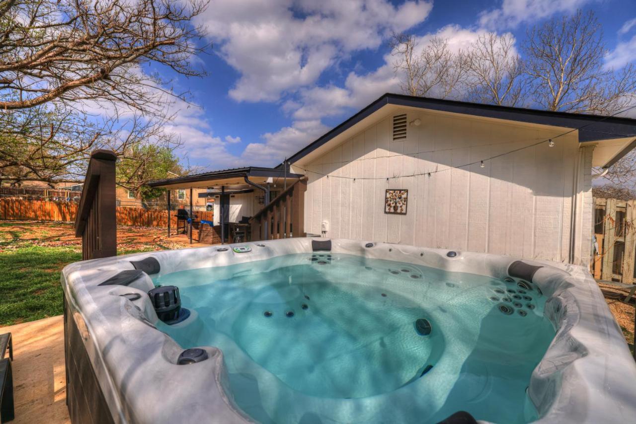 Villa Bayer Guest Haus-Hot Tub And Fire Pit à Fredericksburg Extérieur photo