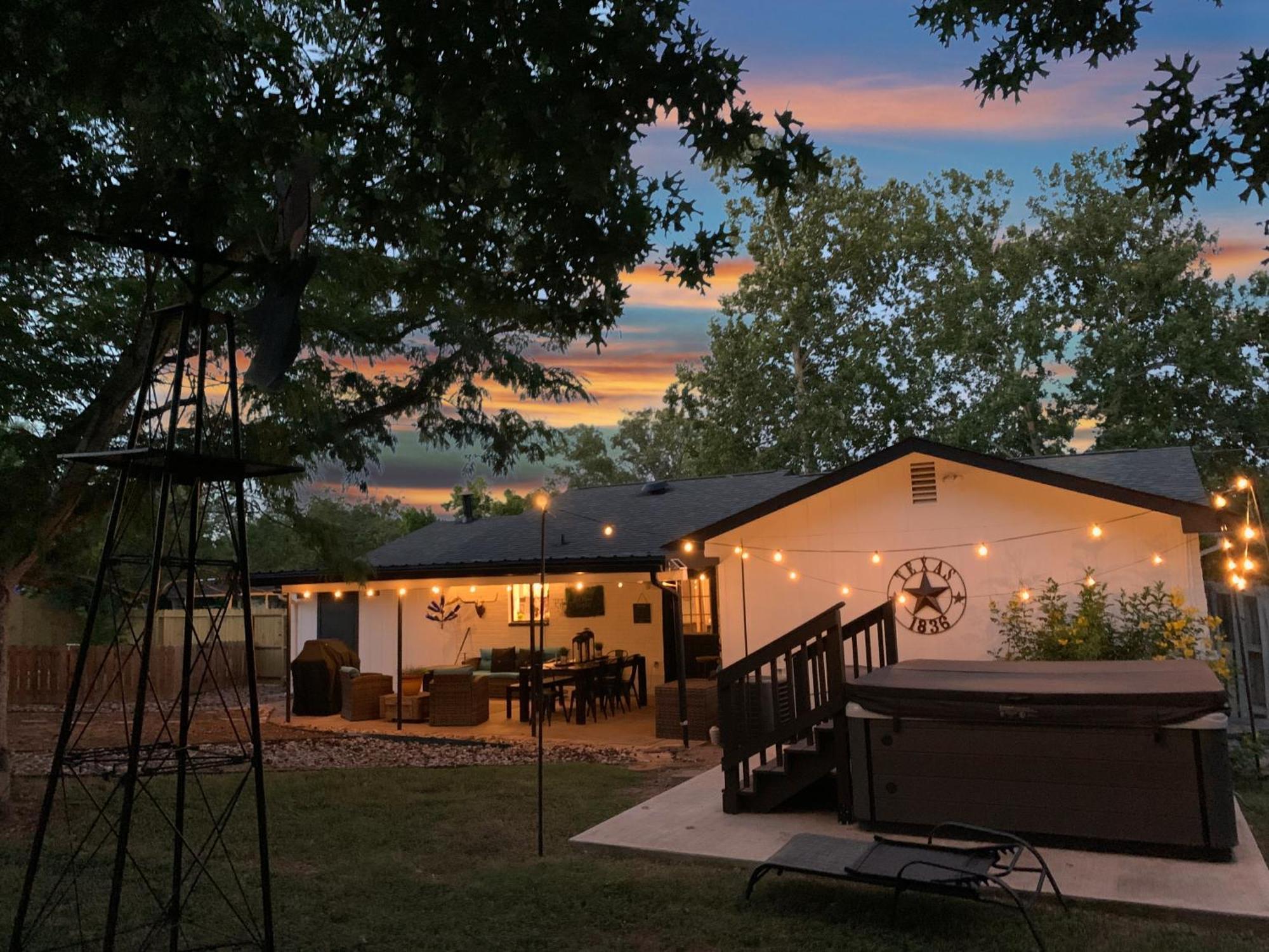 Villa Bayer Guest Haus-Hot Tub And Fire Pit à Fredericksburg Extérieur photo