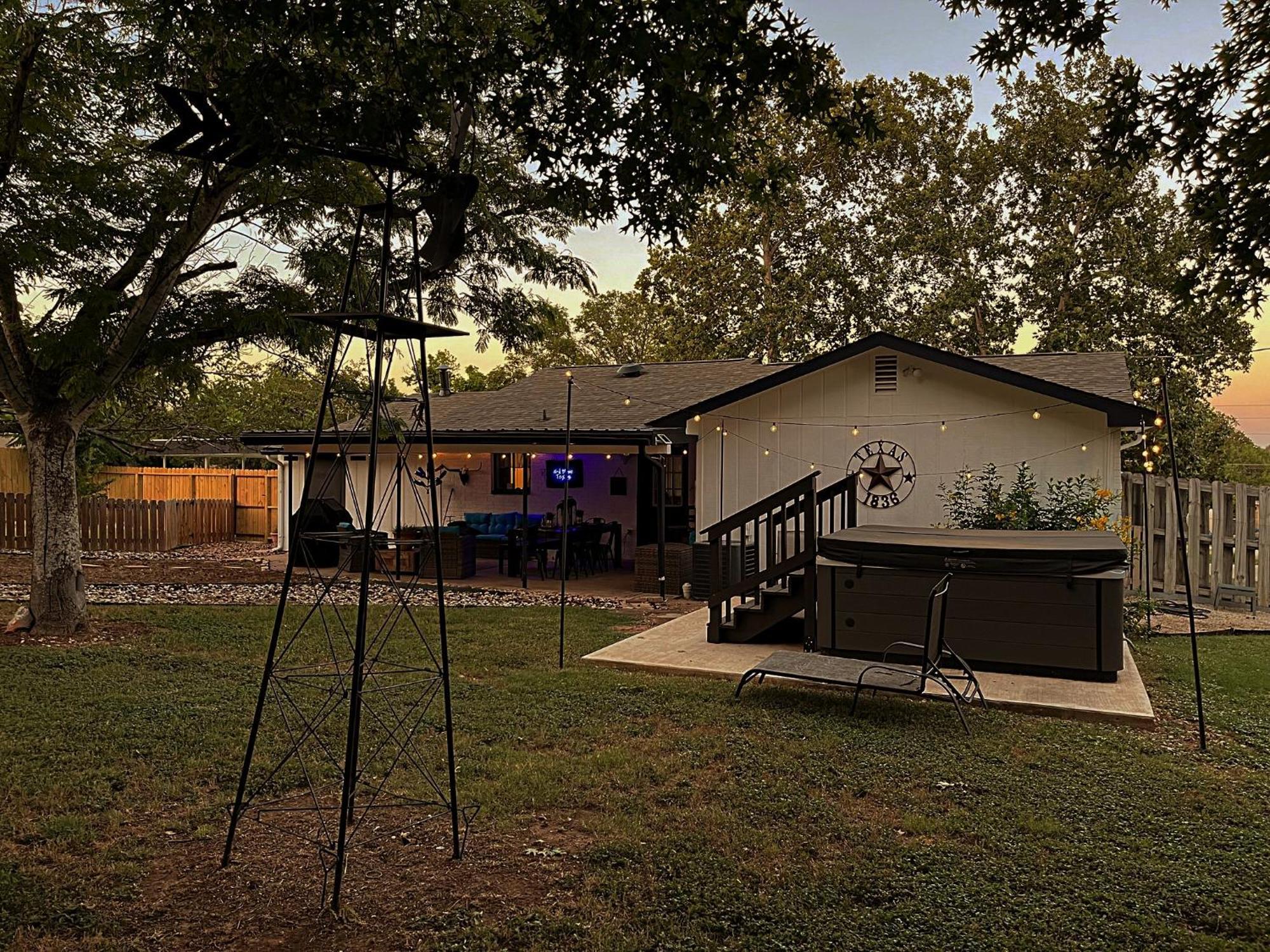 Villa Bayer Guest Haus-Hot Tub And Fire Pit à Fredericksburg Extérieur photo